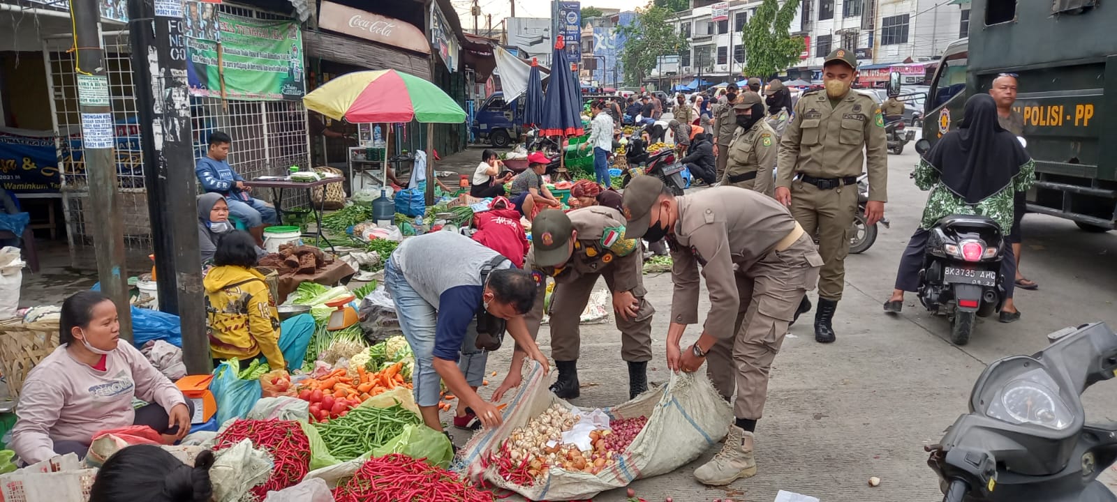 Satpol PP Kota Medan Menghimbau sekaligus Penataan Kepada PK5 di 5 lokasi Pasar Kota Medan